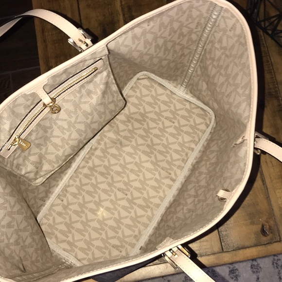 Micheal Kors purse - Picture 2 of 5